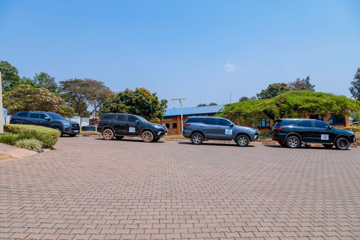 NESA_Rwanda's tweet photo. Mu gihe hasigaye iminsi mike ngo Ibizamini bya Leta bisoza amashuri abanza (PLE) bya 2025/2026 bitangire, imyiteguro irarimbanyije.

Uyu munsi, NESA ku bufatanye na Polisi y'u Rwanda @Rwandapolice , yatangiye kugeza ibikoresho by'ibizamini ku biro by'uturere mu gihugu hose mu rwego rwo gukomeza imyiteguro y'ibizamini bizaba kuva ku tariki ya 7 kugeza ku ya 9 Nyakanga 2026.

NESA na Polisi y'u Rwanda bikomeje gukorana bya hafi kugira ngo ibizamini bikorwe mu mutekano, mu mucyo ndetse no mu buryo bwizewe.

#PLE2026