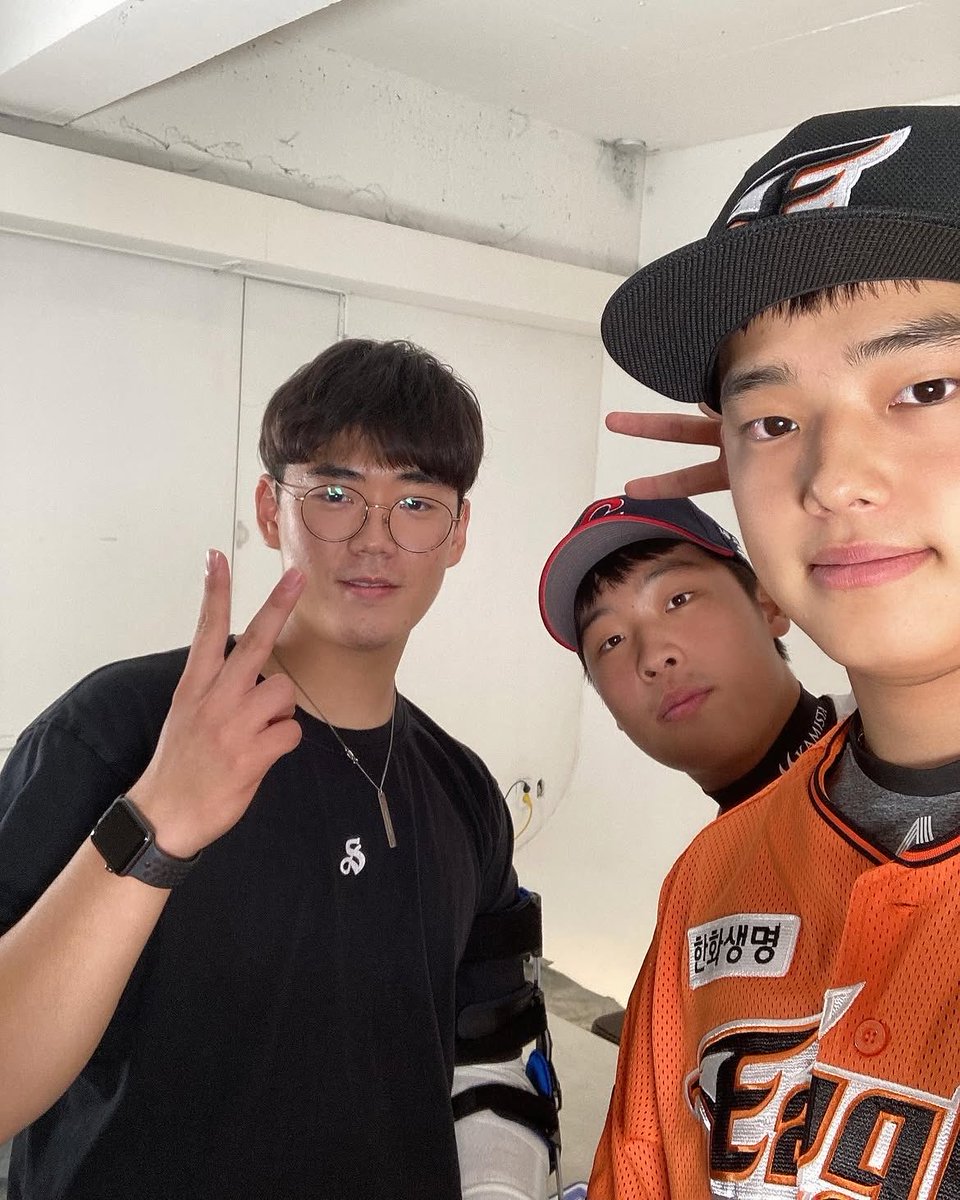 dongmelee04's tweet photo. 첫 이미지와 달리 가장 반전 매력을 가진 선수는 누구였나요?
➡️ 한화 문동주 선수와 데뷔 직전 인터뷰를 했었어요. 처음 봤을 때는 수줍어하고 그냥 야구밖에 모르는 내향인인 줄 알았는데, 날이 갈수록 왕자님 자아를 받아들이는 모습을 봤을 땐 ‘내가 인터뷰했던 그 사람이 맞나’ 싶을 정도였어요. https://t.co/SHGhmC568x