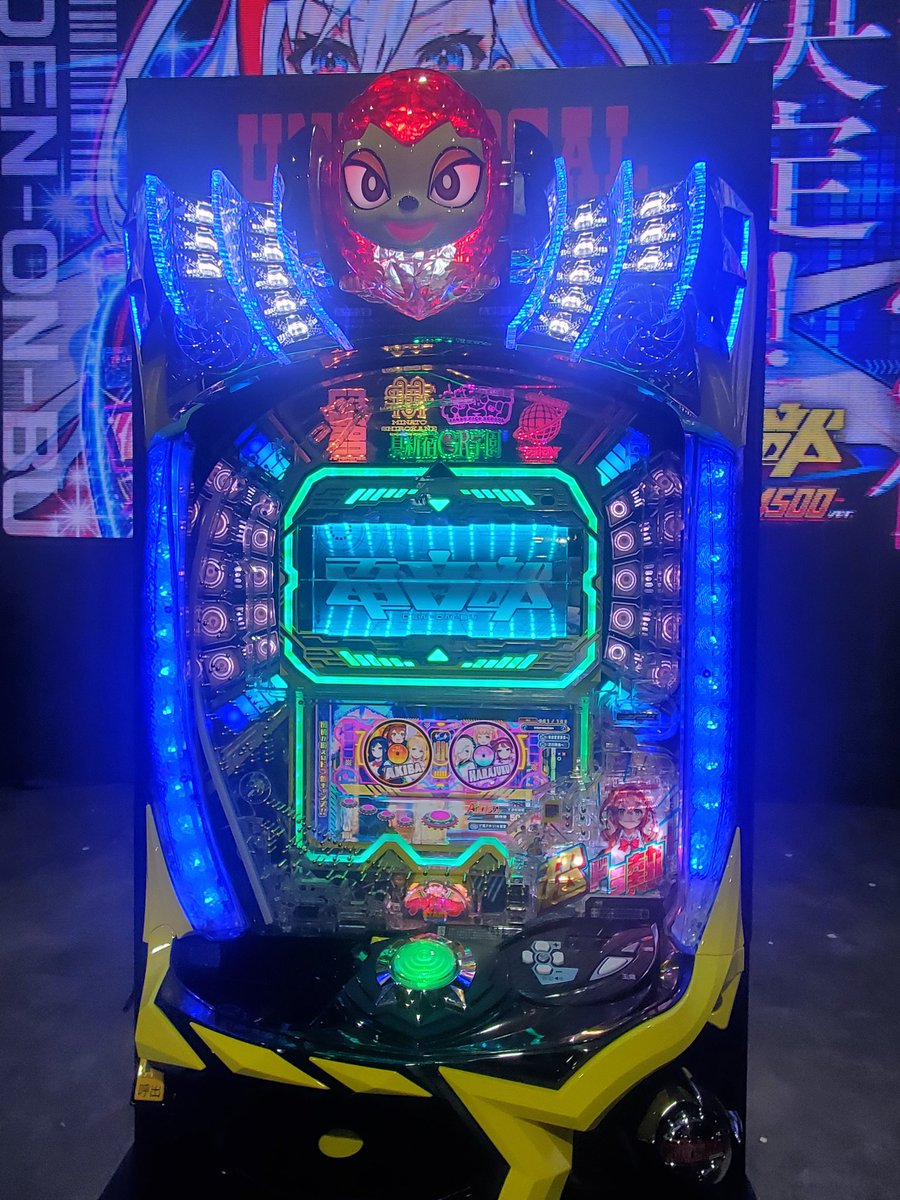 pachi_climax's tweet photo. 筐体はビリーが上にあるタイプ(ハネモノファミスタ同様)。盤面構成はかなり思いきった構図で、上がドラムで下が液晶で迫力満点です。

そしてよく見ると…これはeシャーマンキング以来となるヘソサイズが大きい機種!?スペック詳細は不明ですが、遊びやすそうですよ！

#電音部 #電音部6周年 https://t.co/nVGPuB5jLO