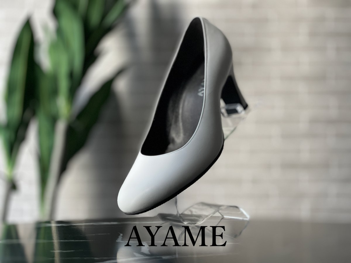AYAMEheel's tweet photo. あなたなら、どのようなディテールを添えて、ご自身の魅力を引き立てる一足を仕立てますか。

お客様のオーダーから生まれた、特別な一足をご紹介します。

濁りのない清廉なホワイトレザーが、足元に凛とした明るさをもたらすパンプス。計算された端正なフォルムと、ライニング（内側）の深いブラックが織りなす明暗のコントラストが、洗練された大人の美意識を際立たせます。

この靴の特筆すべき魅力は、甲に添えられた構築的なデザインのリボンです。こちらは取り外しが可能となっており、その日の気分やTPOに合わせて、甘さを削ぎ落としたミニマルなスタイルから、華やぎを纏ったフェミニンな表情まで、変幻自在に足元を演出します。既製品ではなかなか合うサイズが見つからない、特殊なサイズだから可愛いデザインを諦めていると悩む方でも、ご自身の足の形に合わせて一から仕立てることで、一切の妥協なく、足と靴が一体化するような高揚感と自信を纏うことができます✨

AYAMEでは、3Dスキャンによる精密な足の計測を行い、そのデータに基づいてお客様一人ひとりのための個人専用木型を製作します。さらに、メンテナンス付きのサブスクリプションという形で、あなただけの特別な一足を永くご愛用いただけるサービスを提供しています。