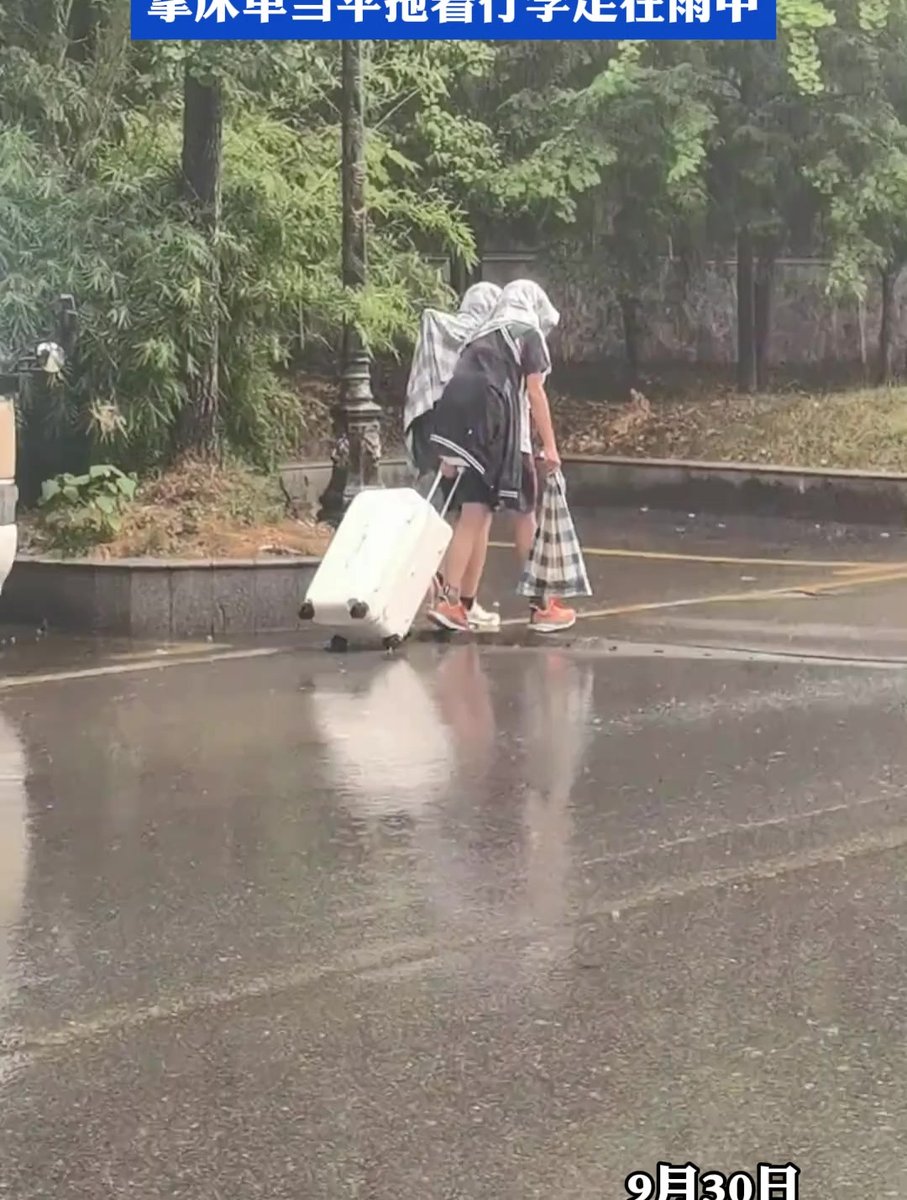 PeterKrist96857's tweet photo. A stranger held the door for me in the rain today, no words needed but that small act made my whole dark commute feel warm.， https://t.co/MwbM5AQoSd