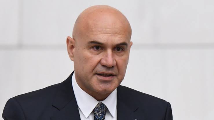 ajansoteki's tweet photo. İYİ Partili Turhan Çömez, Tıp fakültesinde okuyan yabancı uyruklu bir öğrencinin karıştığı skandalı anlattı: 

“Süleyman Demirel Üniversitesi Tıp Fakültesi’nde yabancı uyruklu bir tıp öğrencisi, fakültedeki öğretim üyeleri ile çete kuruyor.

Sınav sorularını ele geçiren çete, bunları yüksek paralarla öğrencilere satıyor.

Herkesin bildiği bu sırrı, cesur bir öğrenci ifşa edince de rezalet ortaya çıkıyor.

Ve yıl sonu sınavları iptal ediliyor."