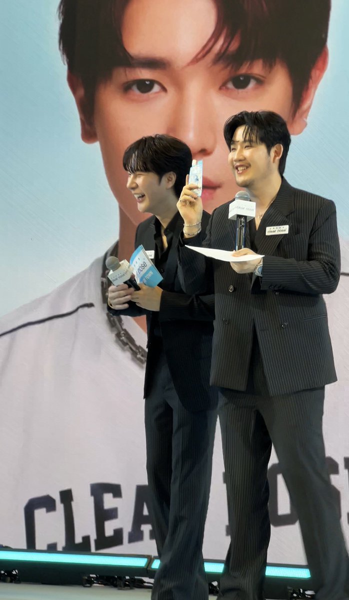 mtyong_'s tweet photo. ตลกอะ ดีเจนุ้ยแซวพี่แนปพี่ผิงว่าเดินๆอยู่อาจจะเจอหยิบซองเคลียโนสขึ้นมา วันนี้ก็อาจจะหยิบขึ้นมา แล้วพี่ผิงหยิบขึ้นมาจิง555555555555

TAEYONG CLEAR NOSE AMBASSADOR
#TAEYONGxCLEARNOSETOWN https://t.co/8ND6ox6uX5