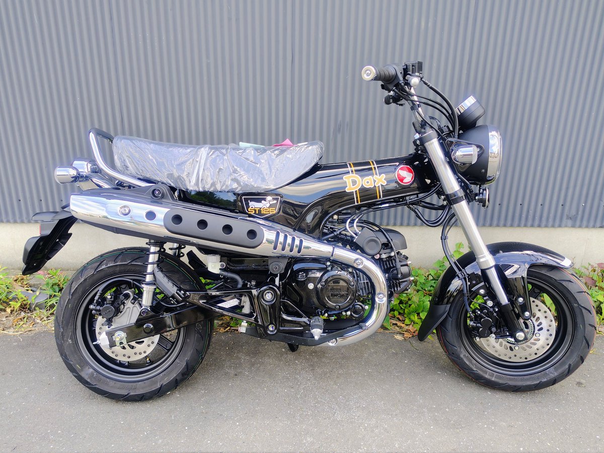 c_c_iida's tweet photo. 先日納車したHONDA【DAX125】パールシャイニングブラック❤️

相変わらずダックス人気は留まらず！
この個性的なスタイルにバランスの取れた扱いやすさが良いですね😆

5月にパールホライゾンホワイトを発注済みで今月あたり入荷かな？

#茨城県 #バイク #原付二種 #ダックス #取手市 https://t.co/73yQ9m5JfV