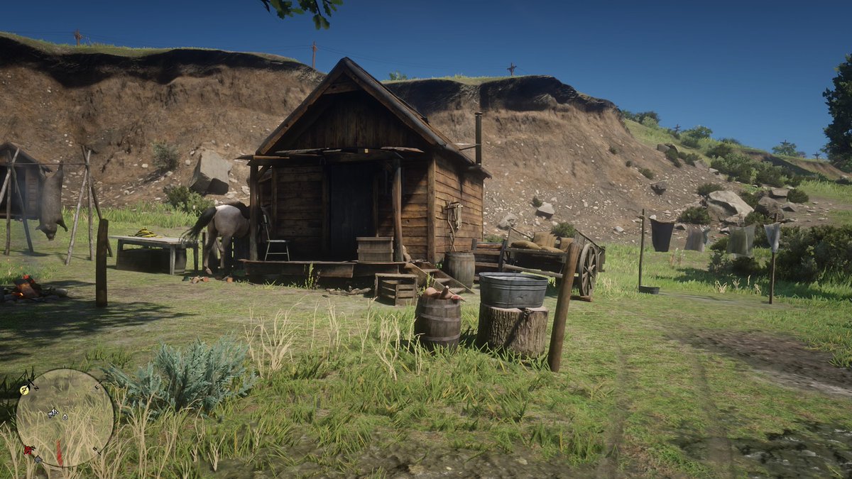 Calamity_tarako's tweet photo. エメットの家。
質素なワンルーム。
RDR2で個人的に好きな要素として、住宅のトイレもちゃんと作られていること。
母屋から離れたところにある1枚目の画像がおトイレです。 https://t.co/HJuR2u8uAN