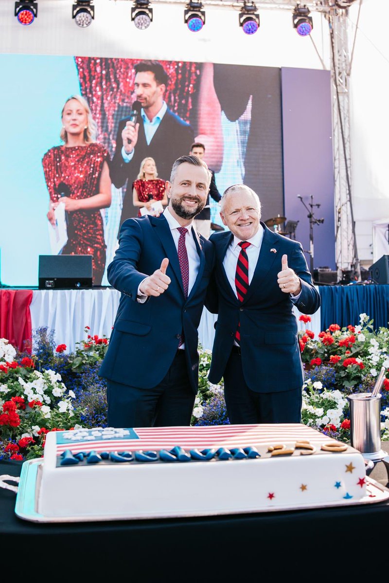 KosiniakKamysz's tweet photo. Stany Zjednoczone świętują dziś 250. rocznicę swojej niepodległości 🇺🇸

Polskę i USA łączy coś więcej niż sojusz. Łączą nas wspólne wartości, historia i odpowiedzialność za bezpieczeństwo.

Narodowi amerykańskiemu życzę pomyślności i dalszego rozwoju. Niech polsko-amerykańska przyjaźń pozostaje równie silna przez kolejne pokolenia 🇵🇱🤝🇺🇸