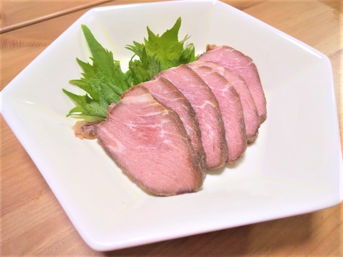 Ramen_Daikou's tweet photo. 「ブラッシュアップのお知らせ」

本日の営業から肩ロースの調理方を変更し、しっとり柔らかローストポークに変更致しました

パサつき少なく良い仕上がりです

チャーシューの仕込みに9時間かかりますが少しでも美味しいラーメンを提供して行けたらと考えております
(*^^*) https://t.co/QVkteDOtlc
