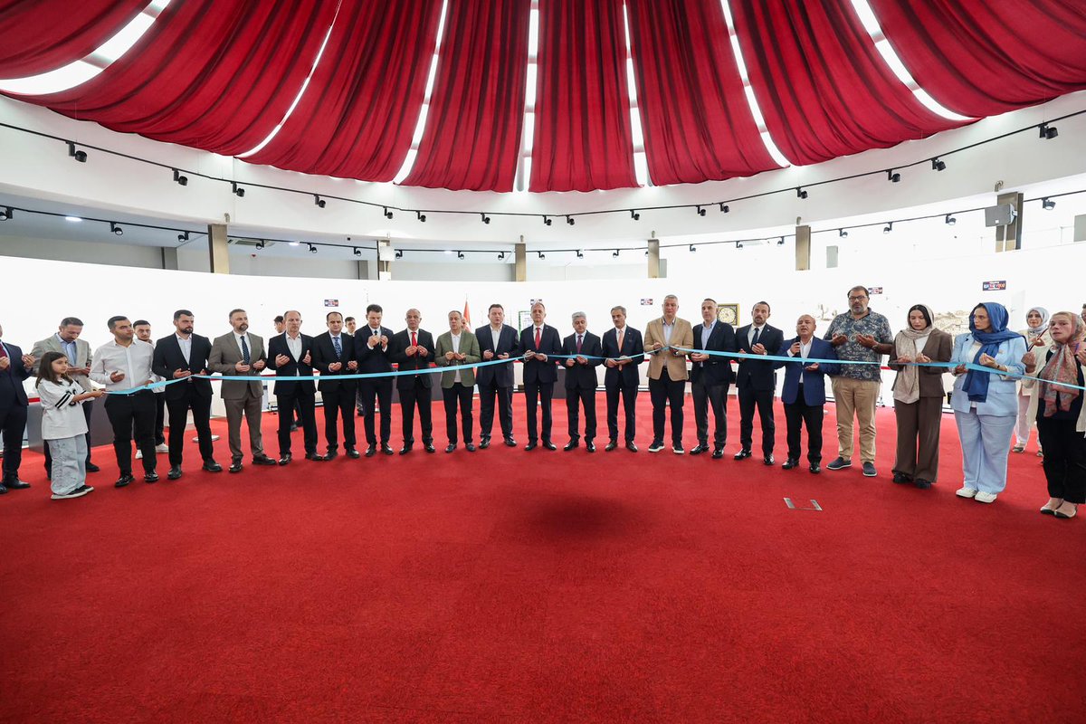 sbYusufAlemdar's tweet photo. Kültür Yolu Festivali etkinlikleri kapsamında Serdivan Belediyesi Kubbealtı Sergi Salonu’nda düzenlenen Osmanlı Mukaddes Emanetleri Sergisi’nin açılışına katıldık.

Bu sergi Osmanlı döneminin koruma bilinciyle oluşturulan önemli bir envantere ev sahipliği yapıyor.

Tarihi, dini ve kültürel anlamda büyük öneme sahip bu eserleri hemşehrilerimizin özellikle görmesini isterim.

Serginin şehrimize hayırlı uğurlu olmasını diliyor, emeği geçenleri tebrik ediyorum.

#BuŞehirHepimizin