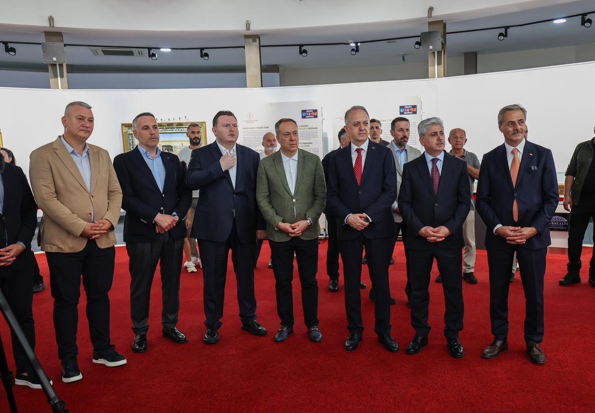 sbYusufAlemdar's tweet photo. Kültür Yolu Festivali etkinlikleri kapsamında Serdivan Belediyesi Kubbealtı Sergi Salonu’nda düzenlenen Osmanlı Mukaddes Emanetleri Sergisi’nin açılışına katıldık.

Bu sergi Osmanlı döneminin koruma bilinciyle oluşturulan önemli bir envantere ev sahipliği yapıyor.

Tarihi, dini ve kültürel anlamda büyük öneme sahip bu eserleri hemşehrilerimizin özellikle görmesini isterim.

Serginin şehrimize hayırlı uğurlu olmasını diliyor, emeği geçenleri tebrik ediyorum.

#BuŞehirHepimizin