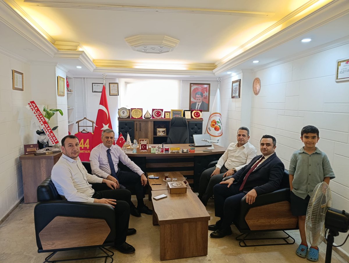 ahmetalkisakiad's tweet photo. Gaziantep Bölge İdaresi Mahkemesi Başkanı Mehmet Metin Kahraman Yeni  görevlerine atanmaları dolayısıyla veda ziyaretinde Bulundular , kendilerini tebrik ediyoruz ,  Gaziantep'imize bugüne kadar sundukları kıymetli hizmetler için teşekkür eder saygılar sunarız...

Nazik ziyaretleri ve samimi sohbetleri için Şahsına teşekkür eder , yeni görev yerlerinde üstün başarılar diliyoruz. Allah yollarını ve bahtlarını açık eylesin. İyiki Varsınız Değerli Dostlarım...