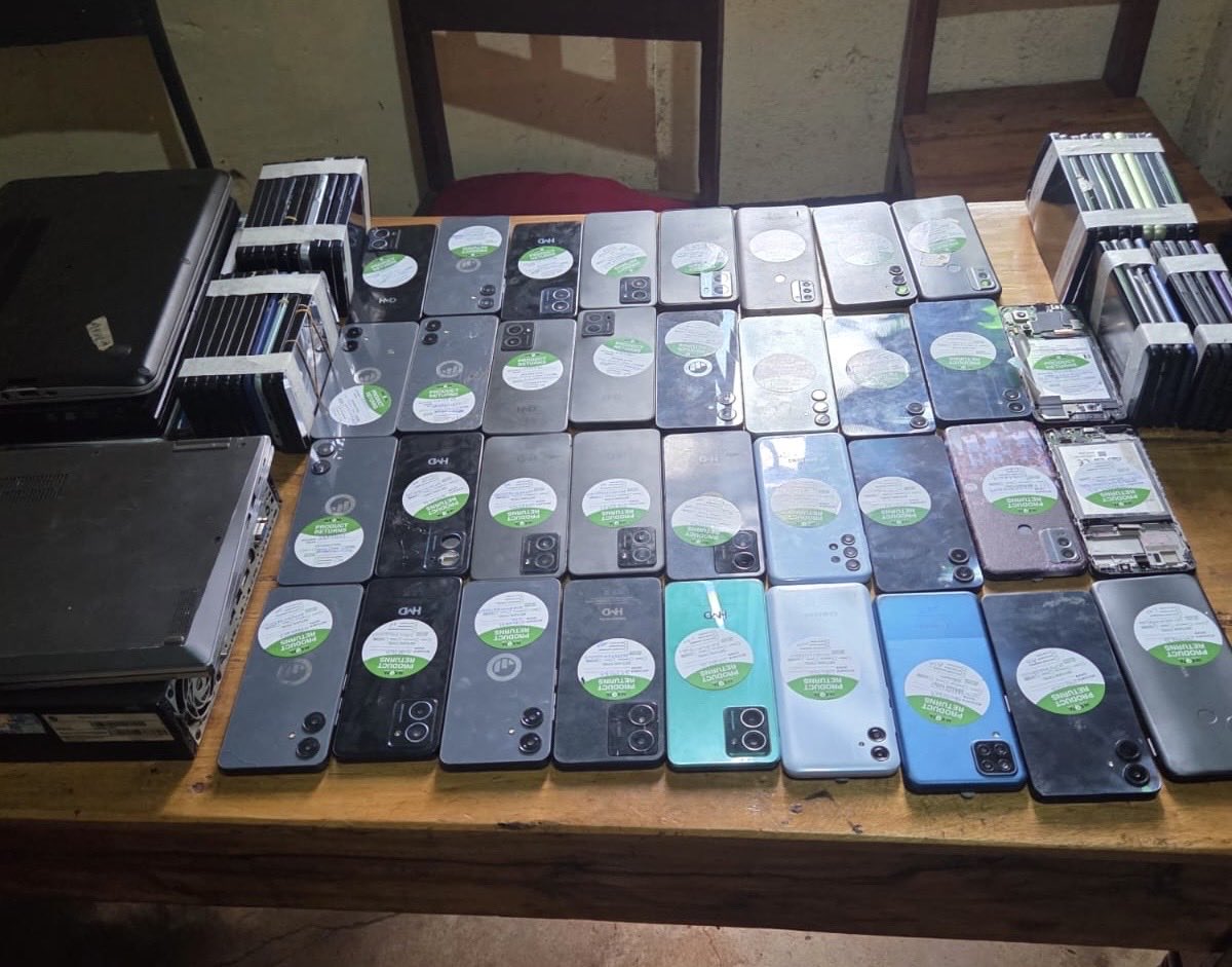DCI_Kenya's tweet photo. 𝗧𝗪𝗢 𝗕𝗘𝗛𝗜𝗡𝗗 𝗣𝗛𝗢𝗡𝗘 𝗧𝗛𝗘𝗙𝗧 𝗦𝗬𝗡𝗗𝗜𝗖𝗔𝗧𝗘 𝗔𝗥𝗥𝗘𝗦𝗧𝗘𝗗 𝗜𝗡 𝗞𝗜𝗠𝗜𝗟𝗜𝗟𝗜

In an intelligence-led crackdown, officers based at Kimilili Police Station in Bungoma County have arrested two suspects behind a mobile phone theft and hacking syndicate that has been giving residents sleepless nights.

Following complaints from members of the public whose hard-earned communication devices had been snatched by the two suspects and their accomplices, a joint task force of police officers and M-Kopa Kenya Limited officers swung into action.

The operation led officers to Jacaranda Youngers Electronics, a seemingly innocent shop in the heart of Kimilili town that served as the syndicate’s dark operational nerve centre. 

It was here that the two suspected masterminds, Harrison Kariuki Thuku, 26, and James Gachanja Kahuria, 26, were cornered and apprehended before they could make a run for it.

A quick search of their shop led to the recovery of 34 M-Kopa mobile phones, 39 assorted smartphones and flashing tools used by the tech-savvy thugs to wipe memory, alter IMEI numbers, and breathe new life into stolen devices before thrusting them back into the black market.

The two suspects are currently cooling their heels in police custody, undergoing processing pending arraignment, as a manhunt for their accomplices who are still at large is ongoing.

Meanwhile, the recovered gadgets have been securely detained as exhibits and will be handed over to cyber forensics experts for extensive analysis to trace and identify their rightful owners.

#FichuaKwaDCI. Call 0800 722 203 (Toll-free) or WhatsApp at 0709 570 000 to report anonymously. Usiogope!