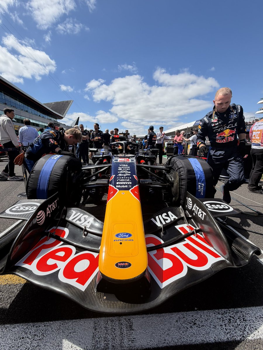 redbullracing's tweet photo. 17 laps to come at Silverstone ⏭️

#F1 || #BritishGP 🇬🇧 https://t.co/ywuWL7TlfK