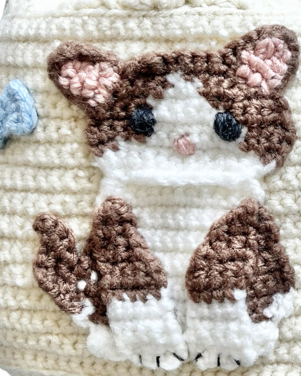 naokanack's tweet photo. ちょこんとおすわりしたねこちゃん🐈🤍

ぷっくりしたお顔と、小さなリボン、おててまでひとつひとつ編んでいます🧶

「かわいい」がぎゅっと詰まった作品になりました。

見るたびに少しほっこりしてもらえたら嬉しいです☁️✨

#ハンドメイド
#かぎ針編み
#巾着バッグ
#猫
#猫グッズ https://t.co/piRMM0hMdR
