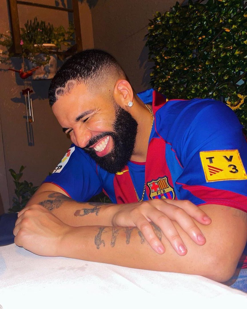 FrenchRapUS's tweet photo. 🚨 LA FIN DE LA MALÉDICTION ?! 

Drake a décidé de transformer sa malédiction en tactique de qualification pour la Coupe du monde : il a parié sur le Maroc au lieu du Canada, son pays 😭

C’est un malade ptdrrr https://t.co/hC2GakGbjZ