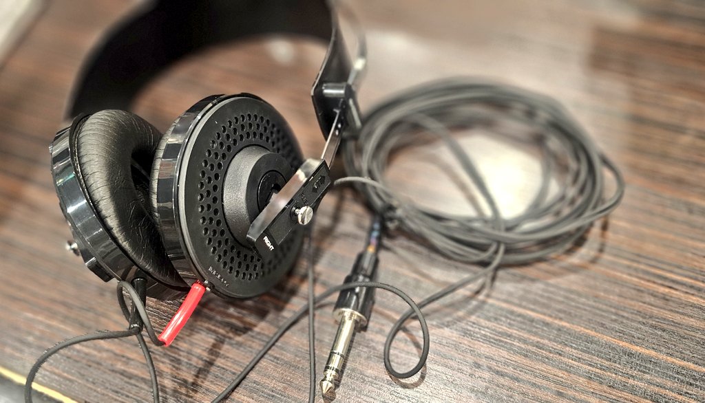 amsmkw's tweet photo. PIONEER SE-4
50年前のヘッドフォンなのに状態良すぎて本当に凄い。
1981年辺りまで生産されてたみたいだけどそれでも45年前。完全にヴィンテージなヘッドフォンだけど果たしてどんな音がするやら。
#PIONEER https://t.co/SNe9MuM7Pu