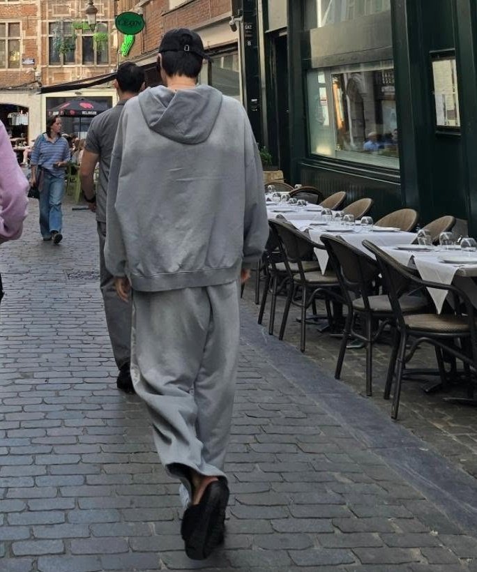 jinspam_'s tweet photo. BACK so iconic you don't need to see his face to tell who he is !! https://t.co/L0sRhU5TJz