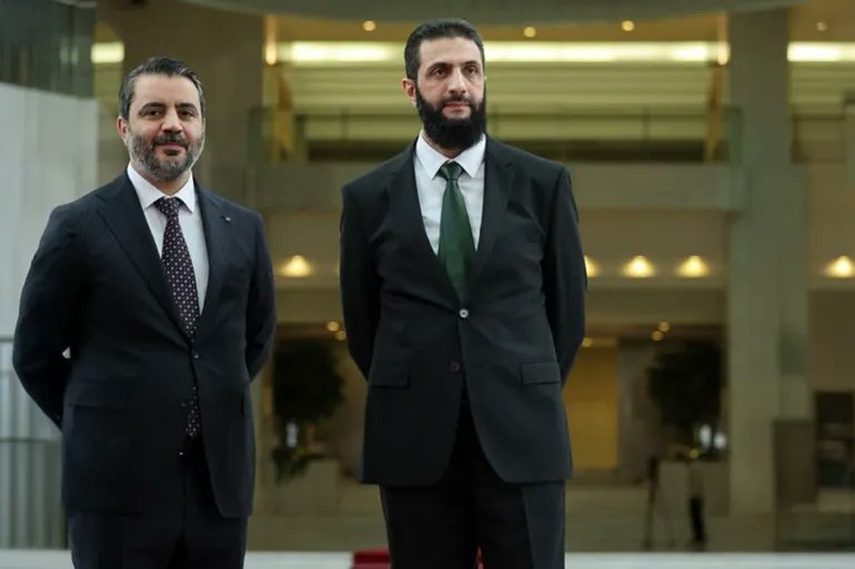 abdullahassahem's tweet photo. لم ينجرّ الرئيس السوري إلى الحرب مع الاحتلال الإسرائيلي...رغم التوغلات...والاستفزازات...والضربات المتكررة...ولم ينجرّ كذلك إلى ضرب حزب الله...رغم التاريخ الطويل من الصراع...ورغم الثأر...ورغم كل المغريات التي كان يمكن أن تدفعه إلى ذلك.

وهذا يقودنا مباشرة إلى مفهوم شديد الأهمية في كتاب **فن الحرب** لسون تزو...وهو أن القائد الحقيقي...لا يخوض الحرب عندما يريد عدوه...ولا يقاتل في المكان الذي يختاره خصمه...

ولا يسمح للغضب...ولا للثأر...ولا للاستفزاز...أن يحدد له زمان المعركة ومكانها.

بل ينتظر...ويبني قوته...ويختار اللحظة التي تخدم أهدافه هو....سون تزو يقول إن المحارب المنتصر...

ينتصر أولًا...ثم يذهب إلى الحرب....أما المحارب المهزوم...فيذهب إلى الحرب أولًا...ثم يبحث عن النصر....وهنا يجب أن نتوقف قليلًا...لأن الفرق بين القائد المندفع...والقائد الإستراتيجي...هو أن الأول يسأل: كيف أرد على عدوي؟ أما الثاني فيسأل: هل الرد الآن يخدم مشروعي أصلًا؟ وهذا ما يجعل قراءة المشهد السوري اليوم مثيرة للاهتمام...فالدولة السورية الجديدة...

أمامها جيش تريد إعادة بناءه...واقتصاد تريد إنقاذه...ومؤسسات تريد تأسيسها...وعلاقات دولية تريد ترتيبها....فهل من الحكمة...

أن تترك كل هذا...وتدخل حربًا في التوقيت الذي يختاره خصومها؟ هنا يأتي **فن الحرب** ليقول لك:
لا تجعل عدوك يحدد أولوياتك....ولا تقاتل لإرضاء الجماهير....
ولا تدخل المعركة لأنك غاضب.....بل اجعل كل خطوة...
جزءًا من مشروع أكبر....قد تتراجع اليوم...

لتتقدم غدًا.....وقد تتجاهل استفزازًا...لأن الرد عليه سيكلفك أكثر ��ما سيكلف خصمك....وقد تؤجل معركة...ليس لأنك ضعيف...

بل لأنك تريد خوضها يومًا...بشروطك أنت...وفي الوقت الذي تختاره أنت..... وهذه واحدة من أعظم أفكار كتاب **فن الحرب**...

أن أقوى القادة...ليس أكثرهم اندف��عًا إلى القتال...بل أكثرهم قدرة على معرفة: متى يقاتل...ومتى ينتظر...ومتى يجعل الزمن نفسه...يقاتل إلى جانبه.

شاهد الجزء الاول من شرح كتاب "فن الحرب" : https://t.co/s7f1lKUhRk
