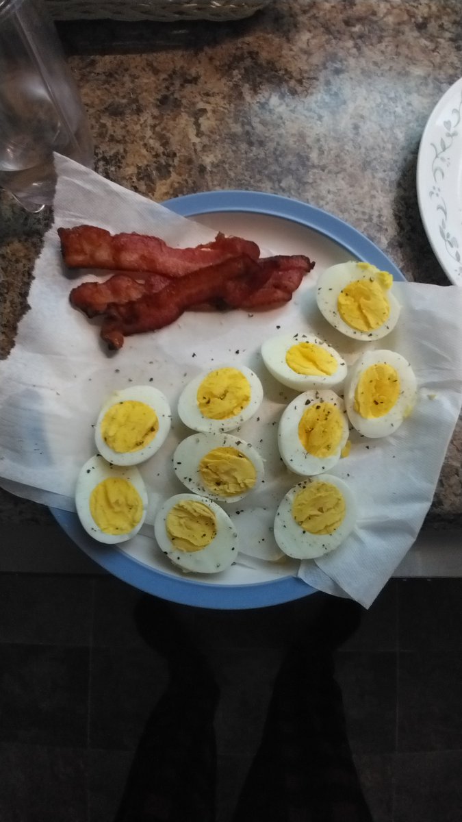 horsebone2's tweet photo. Breakfast 🤤 https://t.co/KnTCDowURU
