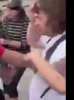 LeipGregor81263's tweet photo. Gesucht auch dieser Täter der den liegenden Apollo Journalisten mit Anlauf tritt und an Leib und Leben gefährdet. https://t.co/so0MTjj85E