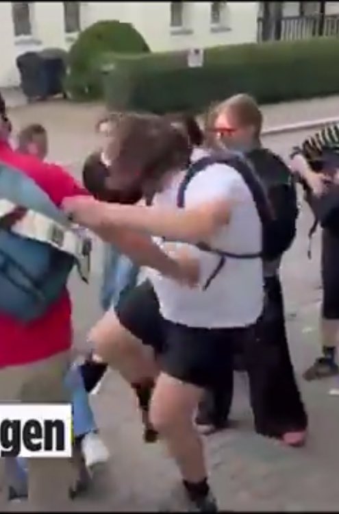 LeipGregor81263's tweet photo. Gesucht auch dieser Täter der den liegenden Apollo Journalisten mit Anlauf tritt und an Leib und Leben gefährdet. https://t.co/so0MTjj85E