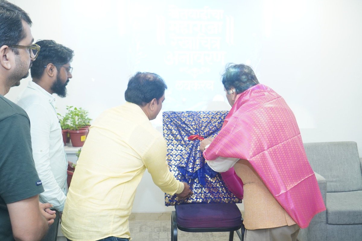 MPLodha's tweet photo. १९५६ पासून गणेशभक्तांच्या श्रद्धेचे केंद्र असलेला ‘खेतवाडीचा महाराजा’ हा मुंबईच्या सार्वजनिक गणेशोत्सवाच्या समृद्ध परंपरेचे प्रतीक आहे. आज आमच्या महाराजाच्या रेखाचित्राचे अनावरण केले.

गणेशोत्सवाच्या आगमनाची चाहूल लागलेली असताना बाप्पाच्या स्वागतासाठी प्रत्येक गणेशभक्त उत्सुक आहे. विघ्नहर्ता श्री गणरायाच्या कृपेने सर्वांच्या जीवनात सुख, समृद्धी आणि मंगलमयतेचा वास राहो, हीच प्रार्थना. 

#खेतवाडीचा_महाराजा #KhetwadichaMaharaja
#गणेशोत्सव2026 #GaneshUtsav #MPLodha