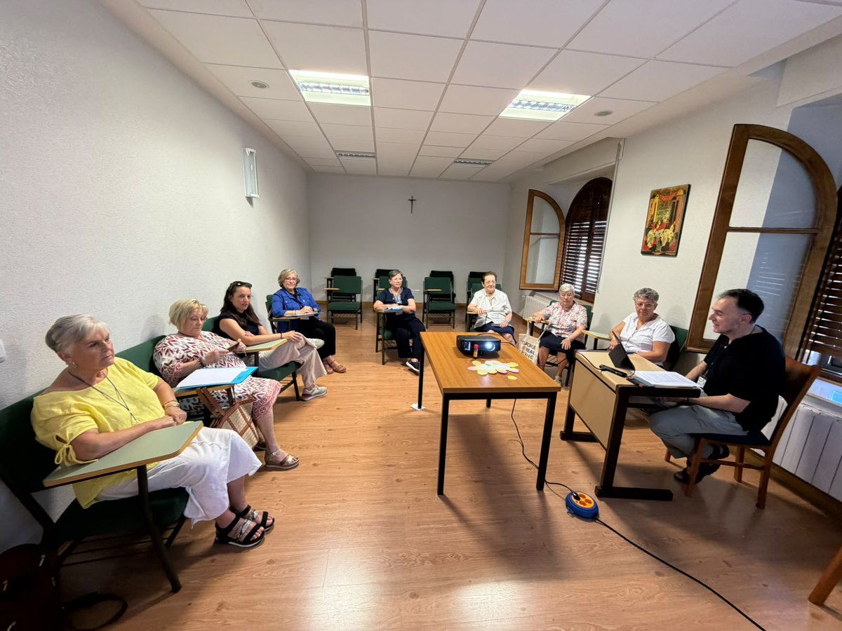 misionerospaul's tweet photo. AIC, MISEVI, Hijas de la Caridad y Misioneros Paúles vuelven a reunirse en talleres para compartir y profundizar en las claves propuestas por el P. Luis Miguel Rojo, CM.

#XLVSemanaVicenciana #FamiliaVicenciana https://t.co/IPK3O8oUWS