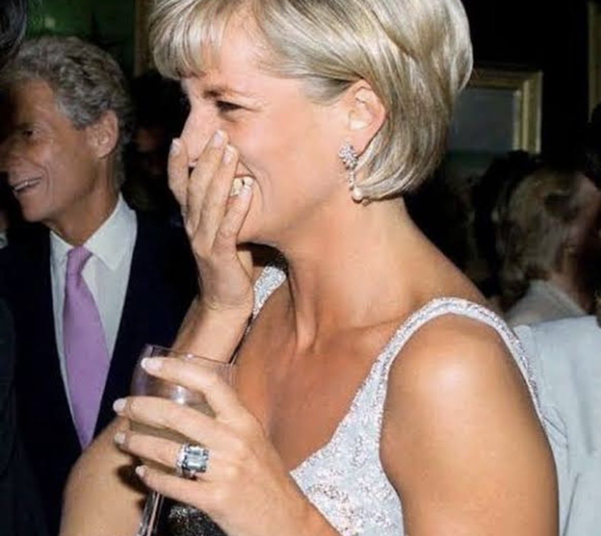 milkbone71's tweet photo. BEFORE…. #meghan WAS ESCORTED OUT‼️‼️‼️‼️‼️🤣🤣🤣🤣🤣🤣🤣🤣🤣🤣🤣🤣🤣🤣🤣🤣🤣🤣🤣🤣🤣🤣🤣🤣🤣🤣🤣🤣
#gatecrasher
#meghanisastalker
#meghanistheproblem https://t.co/H74MmbarHe