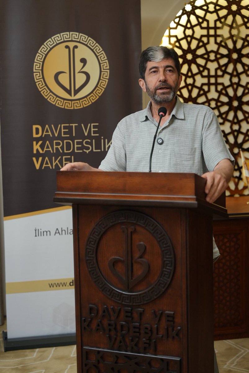 dkv_org's tweet photo. Davet ve Kardeşlik Vakfımızda bayrak değişimi gerçekleşti! 8 yıldır başkanlık görevini yürüten Dr. Maruf Çelik, görevini Eğitimci Ali Kılıç’a devretti.
​
​Hizmet bayrağını devralan yeni başkan Ali Kılıç’a ve bugüne kadarki emekleri için Dr. Maruf Çelik’e şükranlarımızı sunarız. https://t.co/nIvUcgXdVg