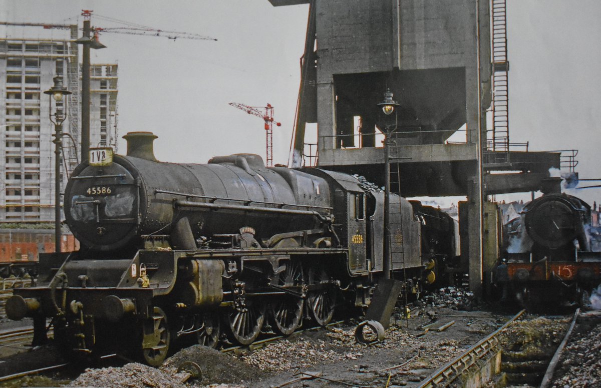 JeffAlbiston's tweet photo. Jubilee class 45586 'Mysore' stands on shed at Bristol Barrow Road with an unidentified Hall class.
π 27th June 1964
π· Unknown Photographer.
#steamlocomotives #1960s #EngineShed #BritishRailways https://t.co/IrghvoZhxC