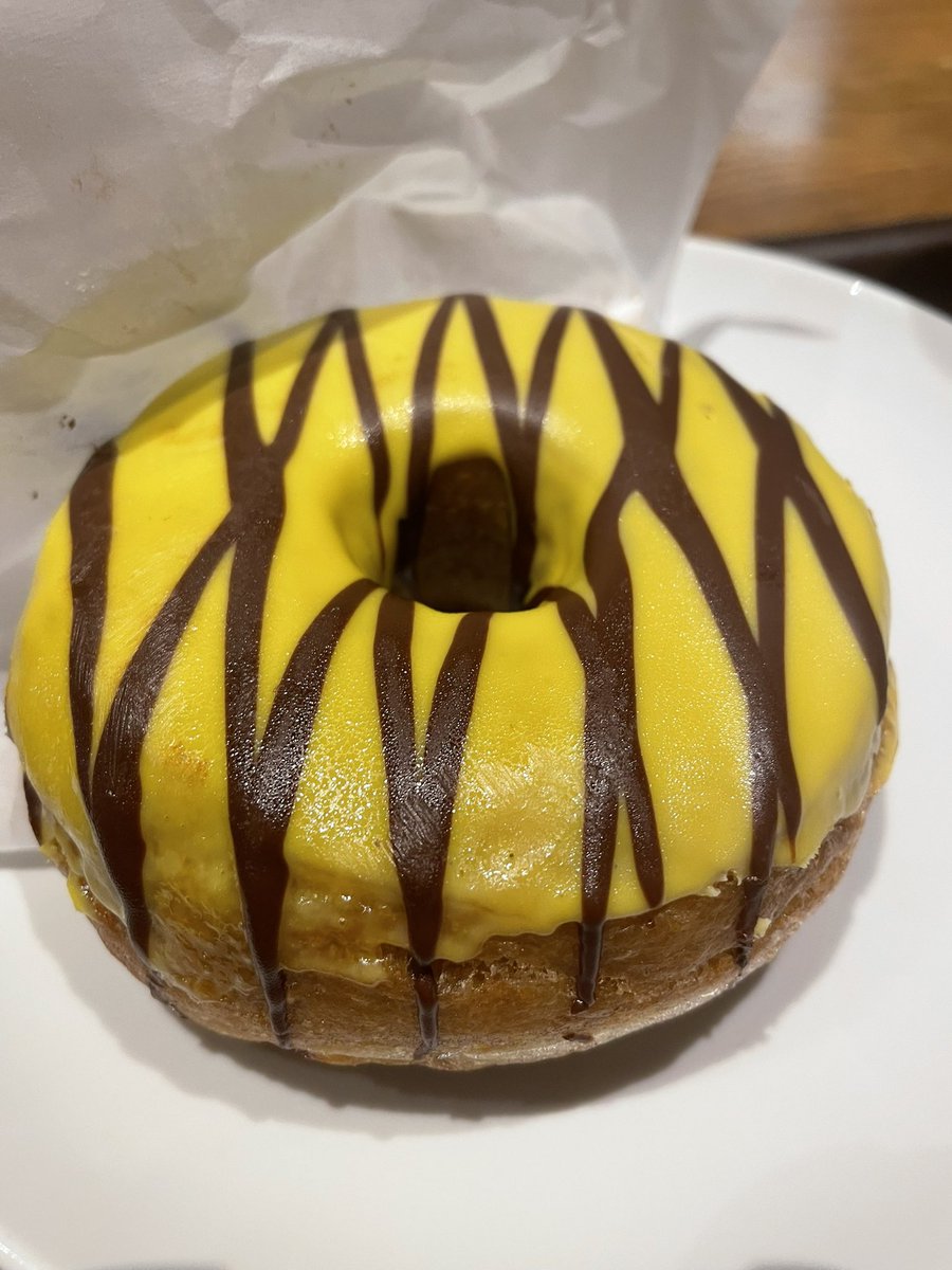 FatChanceHotel9's tweet photo. スタバのチョコバナナドーナツ！ 激ウマっす！ チョコバナナの味を完全再現🍌 https://t.co/NrgiIcKjLd