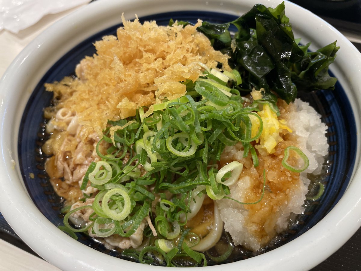 SenyouHoubun's tweet photo. 蒸し暑いときは、冷たい鬼おろしで一杯❗️
揚げ玉かけ過ぎてサッパリさが薄れてしまった😅
ご馳走様でした😋

＃市川コルトンプラザ
＃フードコート
＃丸亀製麺
＃鬼おろし肉ぶっかけうどん
＃得盛 https://t.co/60YcBpN8v4