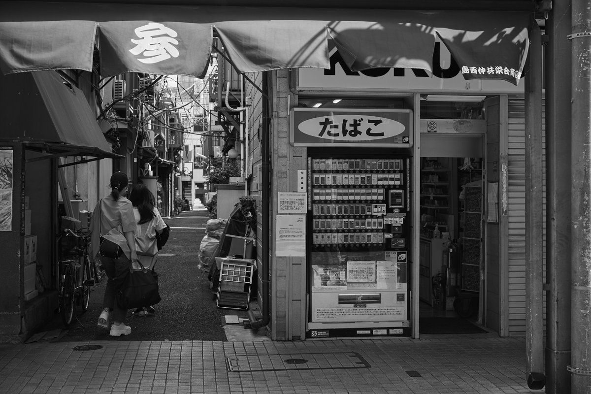 zauber2011's tweet photo. Every entrance reveals another hidden city.
#StreetPhotography
#MonochromePhotography
#UrbanGeometry
#UrbanLayers
#CityObservation https://t.co/5NvXeA6jUd