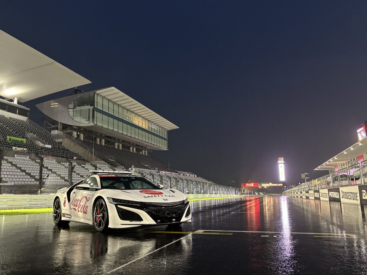otsukukun190825's tweet photo. 鈴鹿8耐のピットウォークに来ました‼️
ドカ雨で神
これはガチでイカすセーフティカーです https://t.co/sLRremamlj