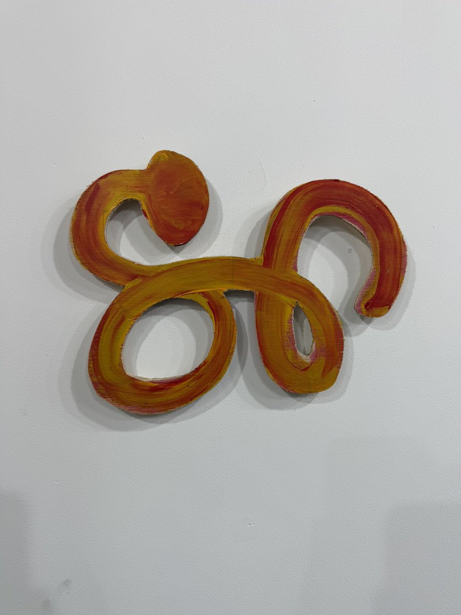 kmsm4450's tweet photo. 永畑智大さんの個展「こまわりペインティングとふきだしのスカルプチャー」が明日まで開催されています。
永畑さんの作品良い気がするとうすうす思っていたけれど明確にファンになりました…作品が自由に生きている。 https://t.co/Lp9Al3bulo