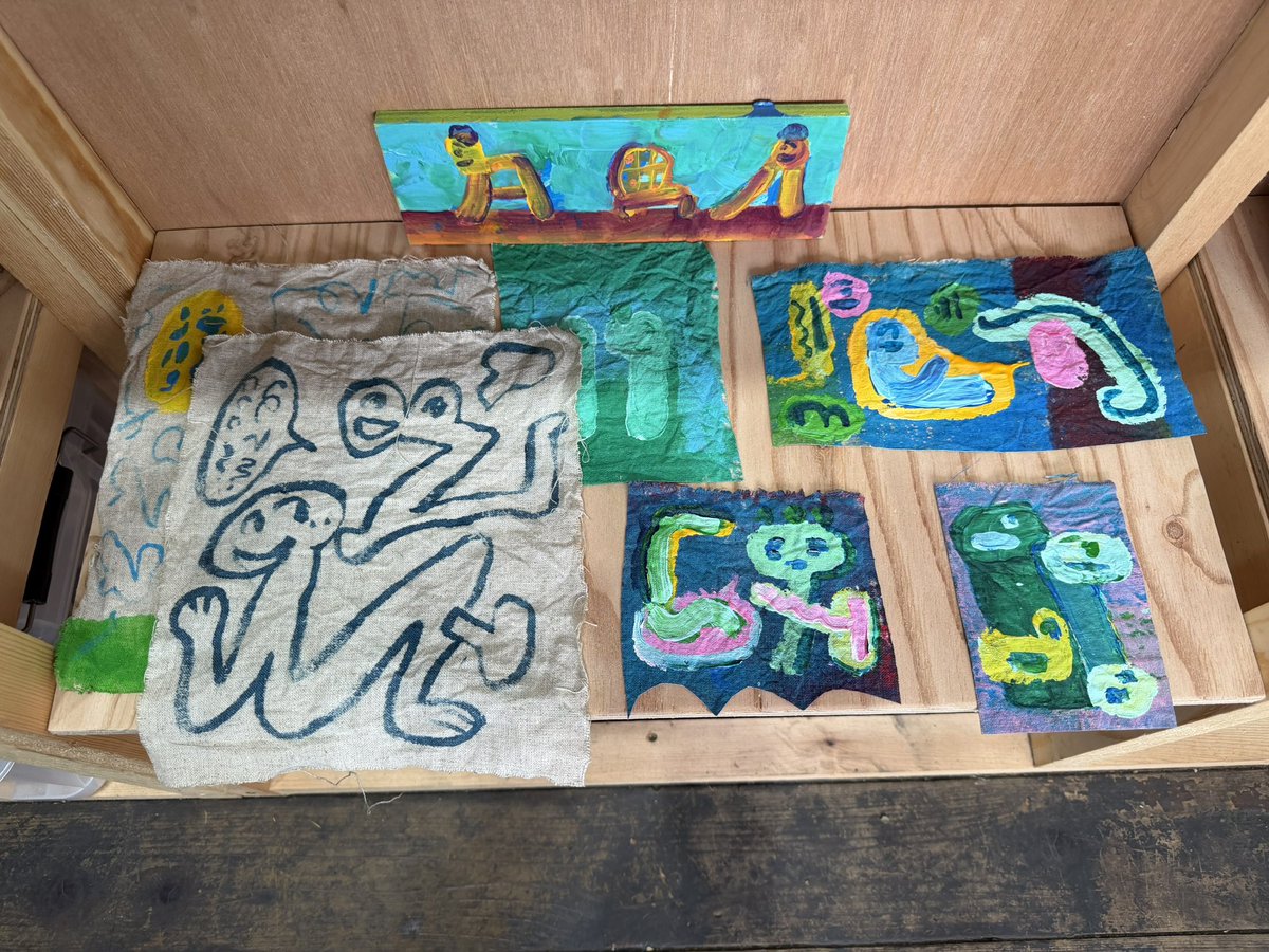 kmsm4450's tweet photo. 永畑智大さんの個展「こまわりペインティングとふきだしのスカルプチャー」が明日まで開催されています。
永畑さんの作品良い気がするとうすうす思っていたけれど明確にファンになりました…作品が自由に生きている。 https://t.co/Lp9Al3bulo