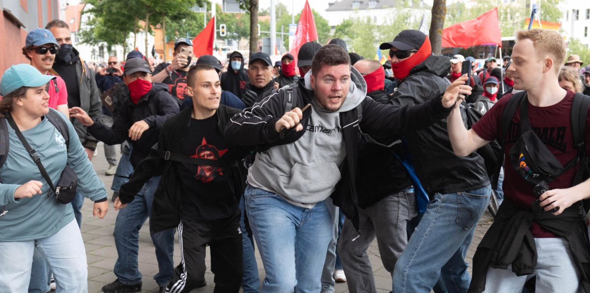 froeschel's tweet photo. @UlrichSiegmund Es gibt Fotos von denen, die diese Hetzjagd angestiftet haben. https://t.co/kB8Ny3as6d