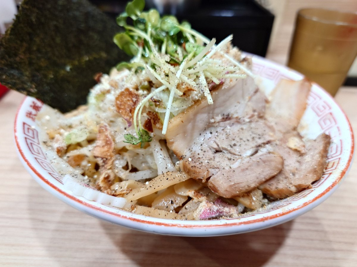vegeta_cory's tweet photo. 武蔵野アブラ学会神田店

信頼のおけるスジからの情報で特濃パンチをオーダー🍜

もちろんニンニク🧄もトッピング

見た目は濃いけれどペロリと食べれて食後の満足度も高い‼️😋

味変に卓上のニンニクと辛いヤツに加えて酢を...メッチャ美味かったです

ニンニク臭をまき散らしていたらゴメリンコ🙇 https://t.co/6cEbmkgrqL