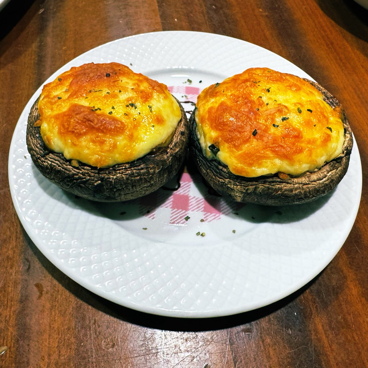 ImNotYourNick's tweet photo. 一顆一個手掌大的貝勒菇（最大食用蕈類）
不用洗直接凹掉菇柄
裡面淋一圈橄欖油撲滿九層塔碎
加入香料跟打一顆蛋進去
撒��鹽在蛋上
進烤箱烤至蛋液定型
撒上焗烤起司🤤
再進去烤到起司看起來很好吃的樣子
這一口下去超多汁！（會滿出來那種）
來不急拍🤣幾口就吃完了 https://t.co/QPAsTM1HGZ