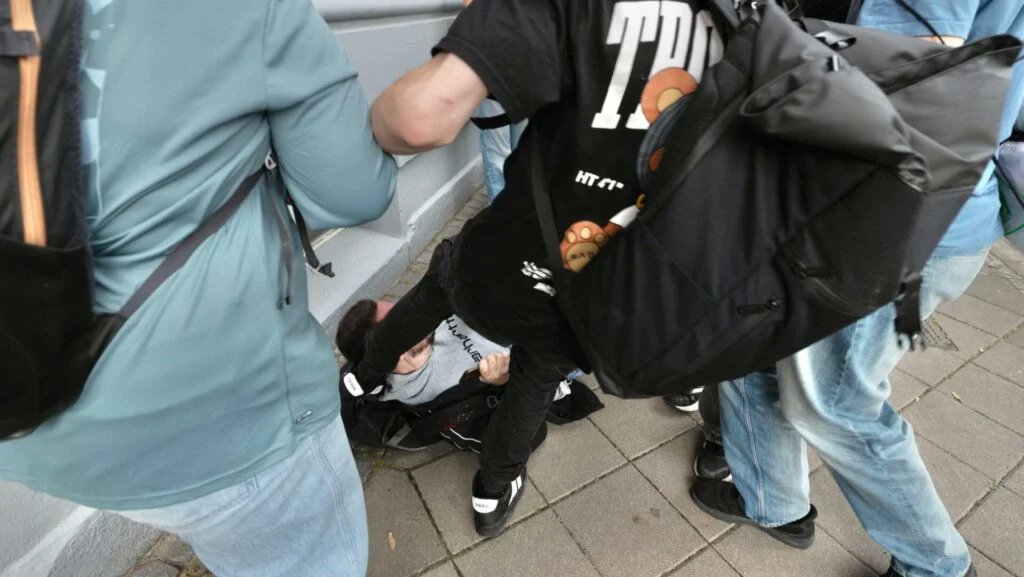 NorFalse's tweet photo. Zum T-Shirt des Treters (Kurze Recherche):
Rechtes Hooligan-Spektrum der Erfurter Szene.
Thüringer Power.
TPO Erfurt

Foto: @BILD https://t.co/uFWpoFxc3G