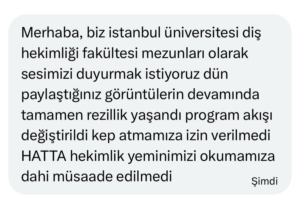 solcugazete60's tweet photo. İstanbul Üniversitesi kayyum rektörü Osman Bülent Zülfikar'ın konuşmasını protesto eden Diş Hekimliği Fakültesi öğrencileri:

"Görüntülerin devamında tamamen rezillik yaşandı.

Program akışı değiştirildi, kep atmamıza izin verilmedi.

Hatta hekimlik yeminimizi okumamıza dahi müsaade edilmedi."

(İsmail Arı)