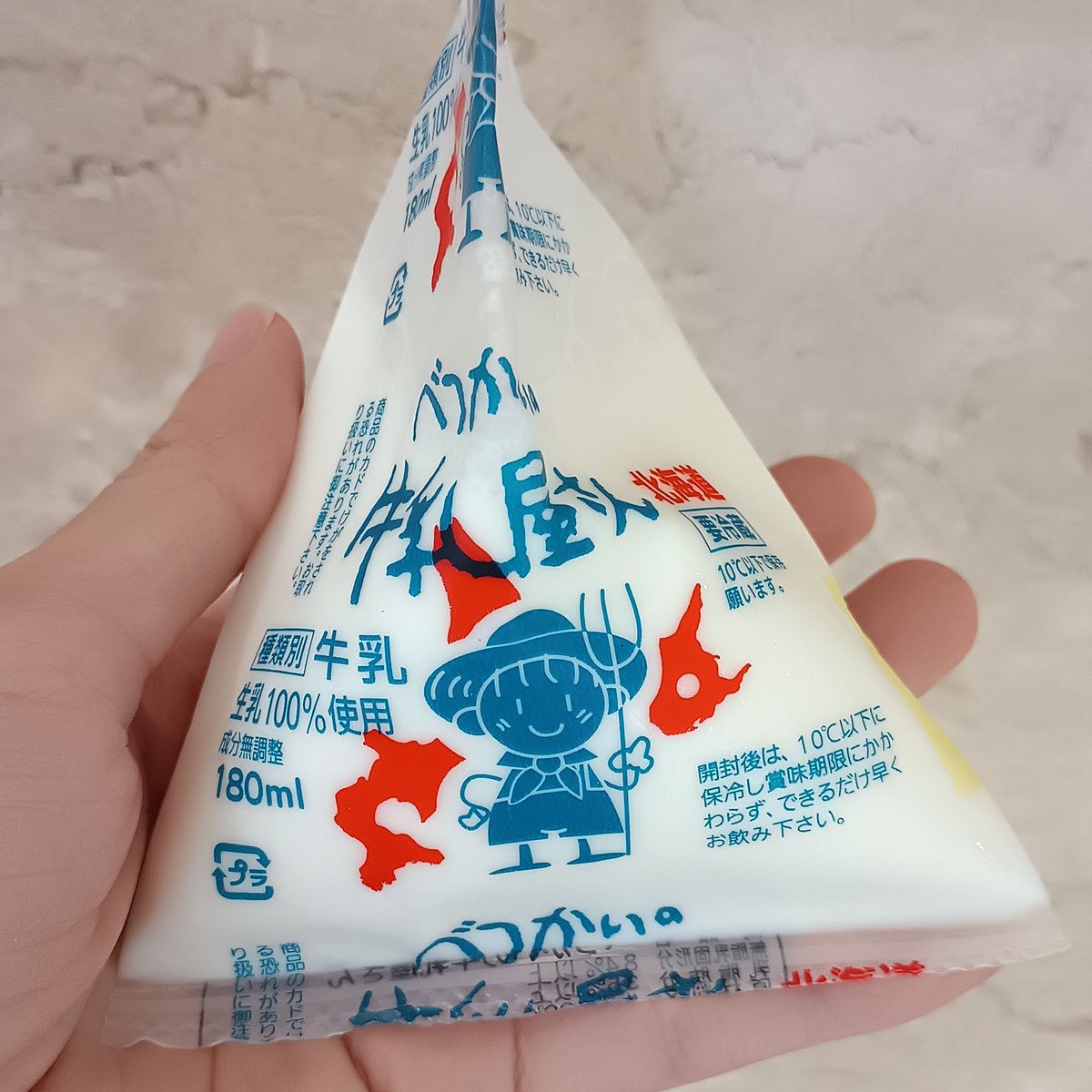 donabe5's tweet photo. 最近飲んだ牛乳シリーズ
べつかい乳業興社　べつかいの牛乳屋さん
北海道のアンテナショップで発見。「あ、テトラパック！！？」と驚いた。資料によっては現在、ここが唯一の生産会社だとか。正確には紙製のものを言うらしく、一応これは「ポリエチレンパック」という名称らしい https://t.co/hGa30dTv5I