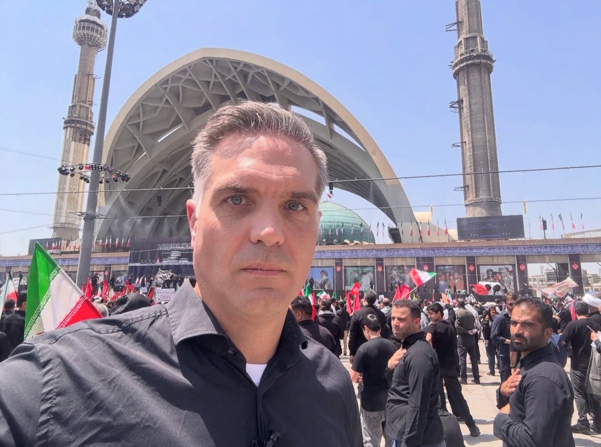 HajNooredin's tweet photo. برام جالبه تیپ این خبرنگار cnn 
لباس مشکیشو پوشیده و کسی ببینه از دور احتمال میده از اطراف تبریز اومده برای مراسم 

حالا هرجای دنیا خبرنگار میفرستیم یه تیپ و قیافه‌ای داره از هزار کیلومتری پیداست از واحد مرکزی خبر اعزام شده! https://t.co/xdg8Uvcf3V