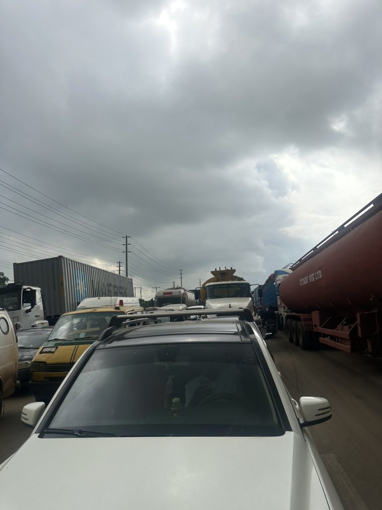 Arugboboisi_Sam's tweet photo. Unless it is extremely important, you may want to avoid Lagos-Ibadan Expressway today.

Heavy traffic has brought both sides of the road to a near standstill due to the ongoing construction of a pedestrian bridge. 

Those without urgent engagements should stay at home, and those who must travel should expect significant delays and consider leaving much earlier than usual.

📸@_Mister_SUPREME