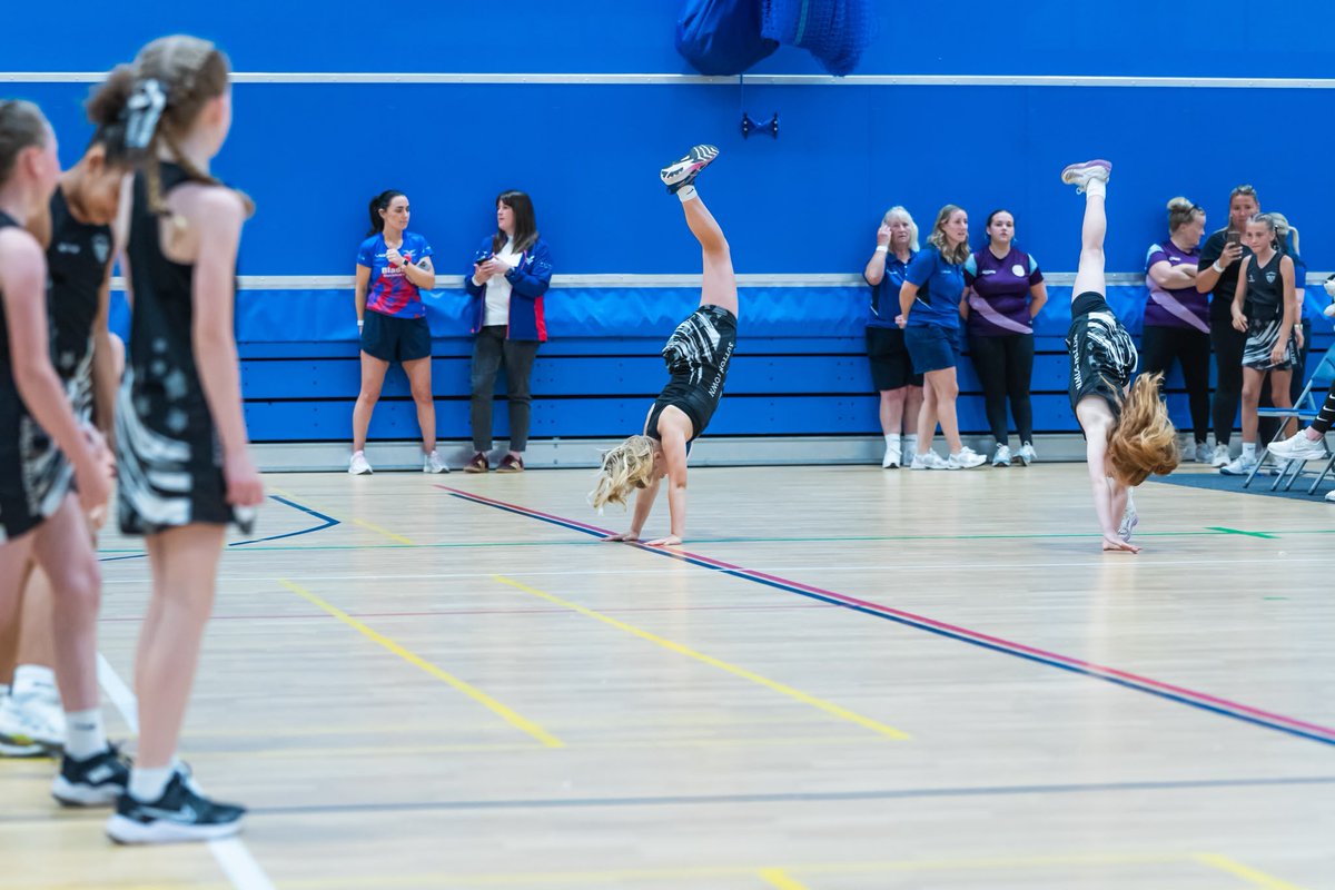 ENGSportsUK1's tweet photo. We're underway in the ENG U9 Netball Cup Nationals and we were treated to some incredible team introductions.๐
Well done to Sarum Hall who were voted as the best team intro and won a Cadburys chocolate box for their effort.๐ซ
#netball #eng #earnednotgiven https://t.co/YTPpY9evtb