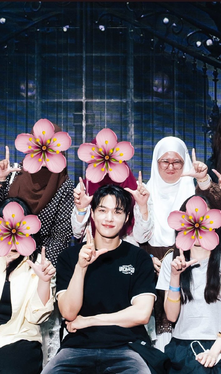HaNaNi92_'s tweet photo. Okay nampak muka bahagia jumpa myungsoo 🙂‍↔️🙈 https://t.co/Sa8jeaCEGY