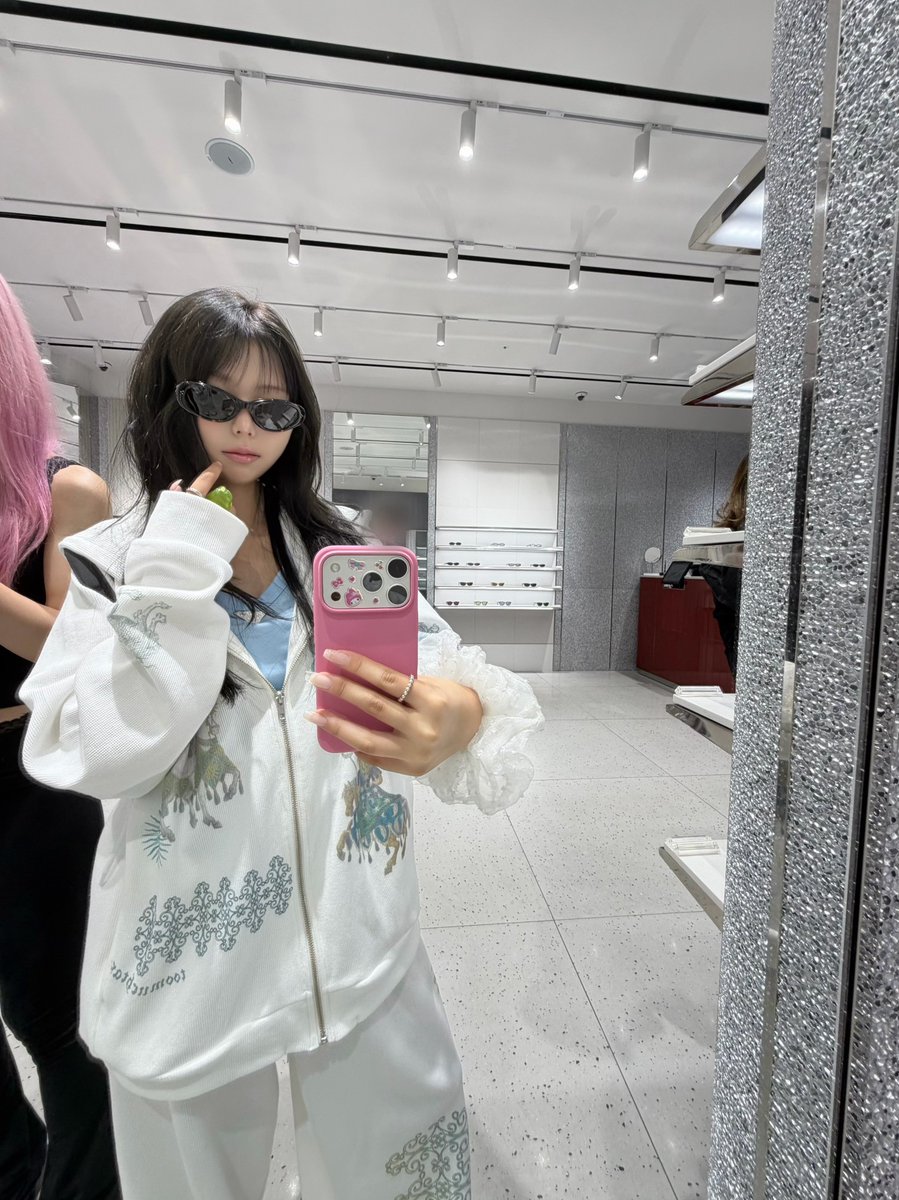 ououea's tweet photo. 혼자떠나는길 심심하지않게 출국 맞춰주는 친구들 ♡ 나… https://t.co/FA6Sr1wIc1