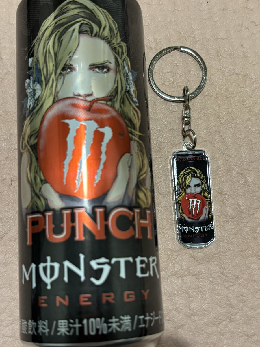 k6_1c's tweet photo. モンスター2本買うと、キーホルダーもらえた！ https://t.co/VxNtOeZwJu