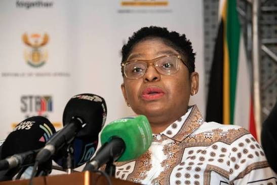 KayaNews's tweet photo. Minister in the Presidency Khumbudzo Ntshavheni has stressed that South Africa has no legal obligation to repatriate foreign nationals.

Ntshaveni says that responsibility rests with their home countries. 

She says government's role is to support neighbouring states, only when requested. 

#KayaNews #Immigration SM