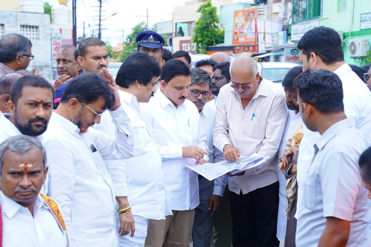 yschowdary's tweet photo. పశ్చిమ విజయవాడ ప్రజలకు నేను ఇచ్చిన మరో ఎన్నికల హామీని నెరవేర్చే దిశగా కీలక ముందడుగు వేయడం జరిగింది. దశాబ్దాలుగా పెండింగ్‌లో ఉన్న వన్‌టౌన్–టూటౌన్ కనెక్టివిటీ సమస్యకు శాశ్వత పరిష్కారంగా ఎర్రకట్ట–రాజరాజేశ్వరిపేట రోడ్ ఓవర్ బ్రిడ్జి నిర్మాణ స్థలాన్ని నేడు రైల్వే అధికారులతో కలిసి పరిశీలించి, వెంటనే DPR సిద్ధం చేయాలని అధికారులను ఆదేశించాను. ఈ బ్రిడ్జి నిర్మాణం పూర్తయితే వన్‌టౌన్–టూటౌన్ మధ్య రాకపోకలు మరింత సులభతరం కావడంతో పాటు ట్రాఫిక్ సమస్యలకు పూర్తిగా ఉపశమనం లభిస్తుంది. అలాగే స్థానిక వ్యాపార కార్యకలాపాలు వేగం పుంజుకుని, పశ్చిమ విజయవాడ అభివృద్ధికి ఇది మరో కీలక మైలురాయిగా నిలుస్తుంది.