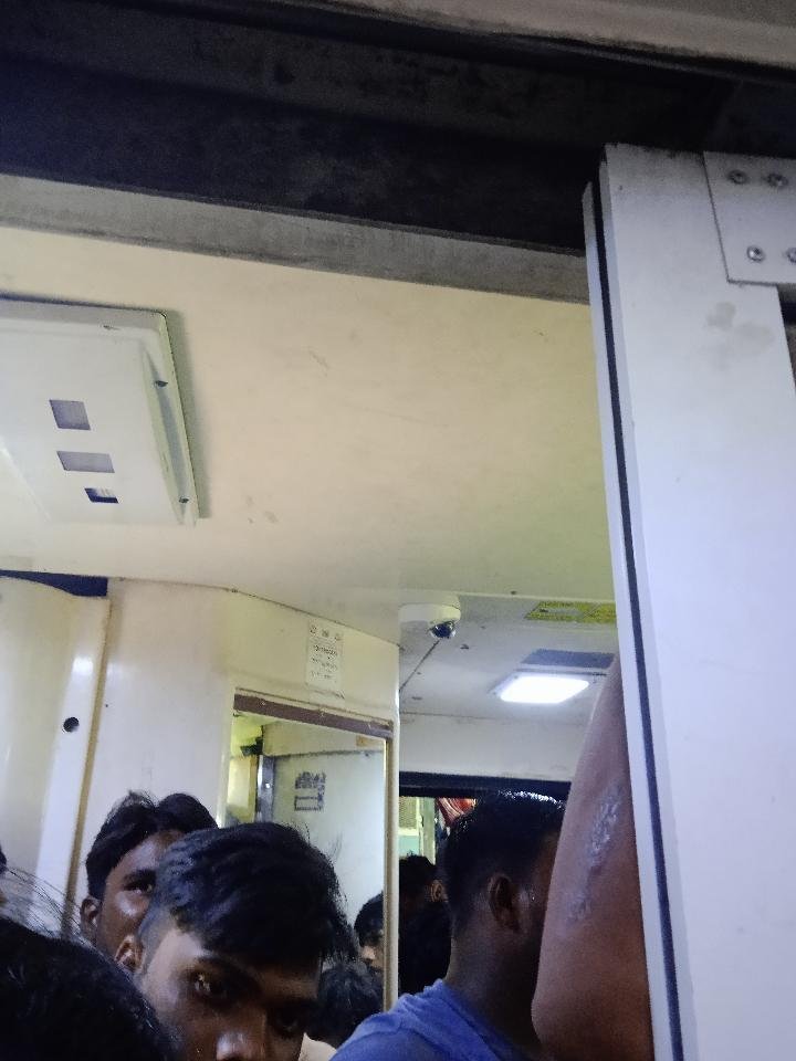 SaquibNeshat's tweet photo. @RailMinIndia @drmdnr @RailMinIndia @RailwaySeva Train No. 12367 is severely overcrowded. Coach M1 has been occupied by passengers with general tickets, and the crowd is so excessive that the coach doors are being kept open while the train is moving. https://t.co/Uc8yNLZH0N